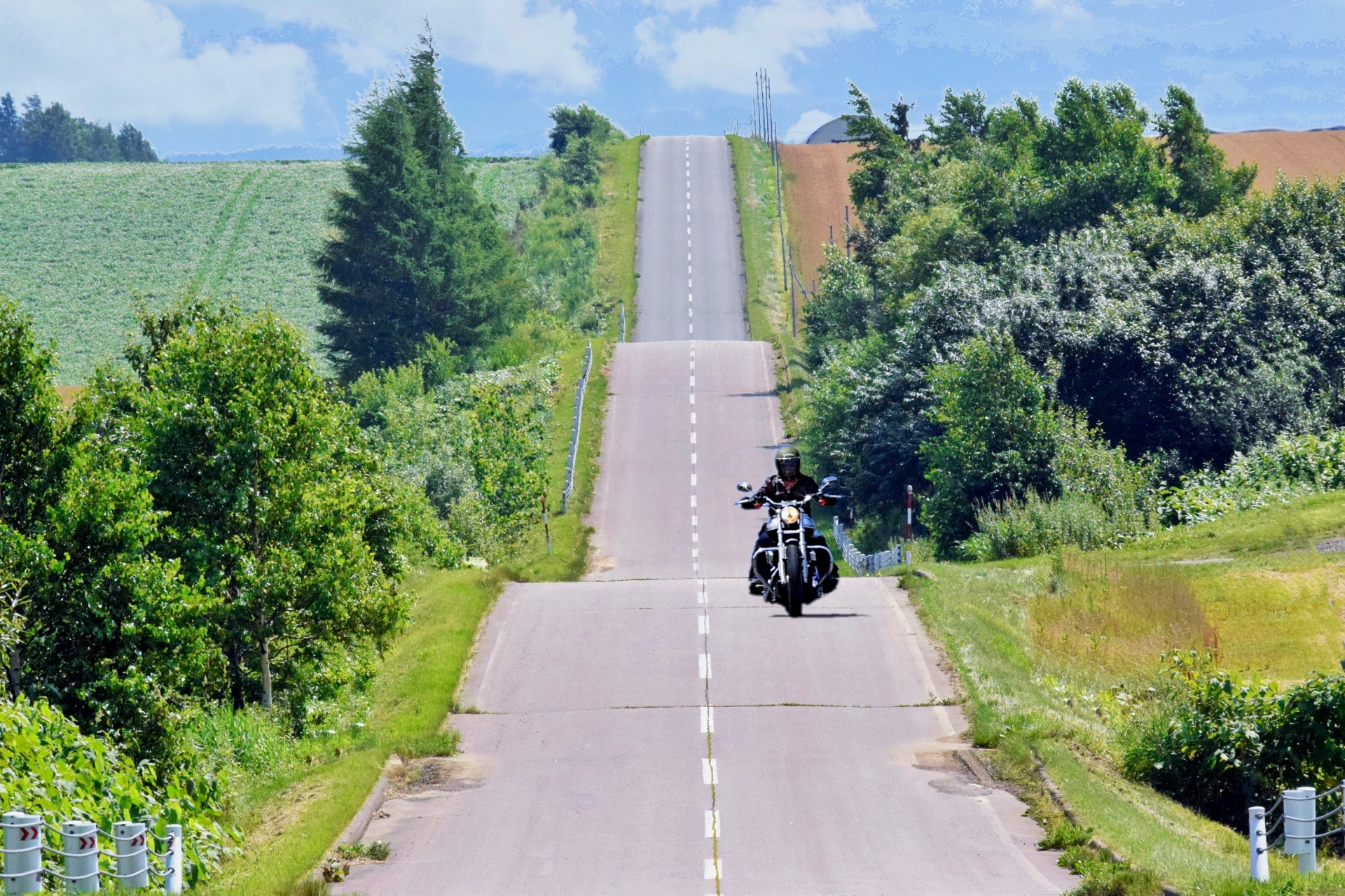 延々と続く下道を走るライダー