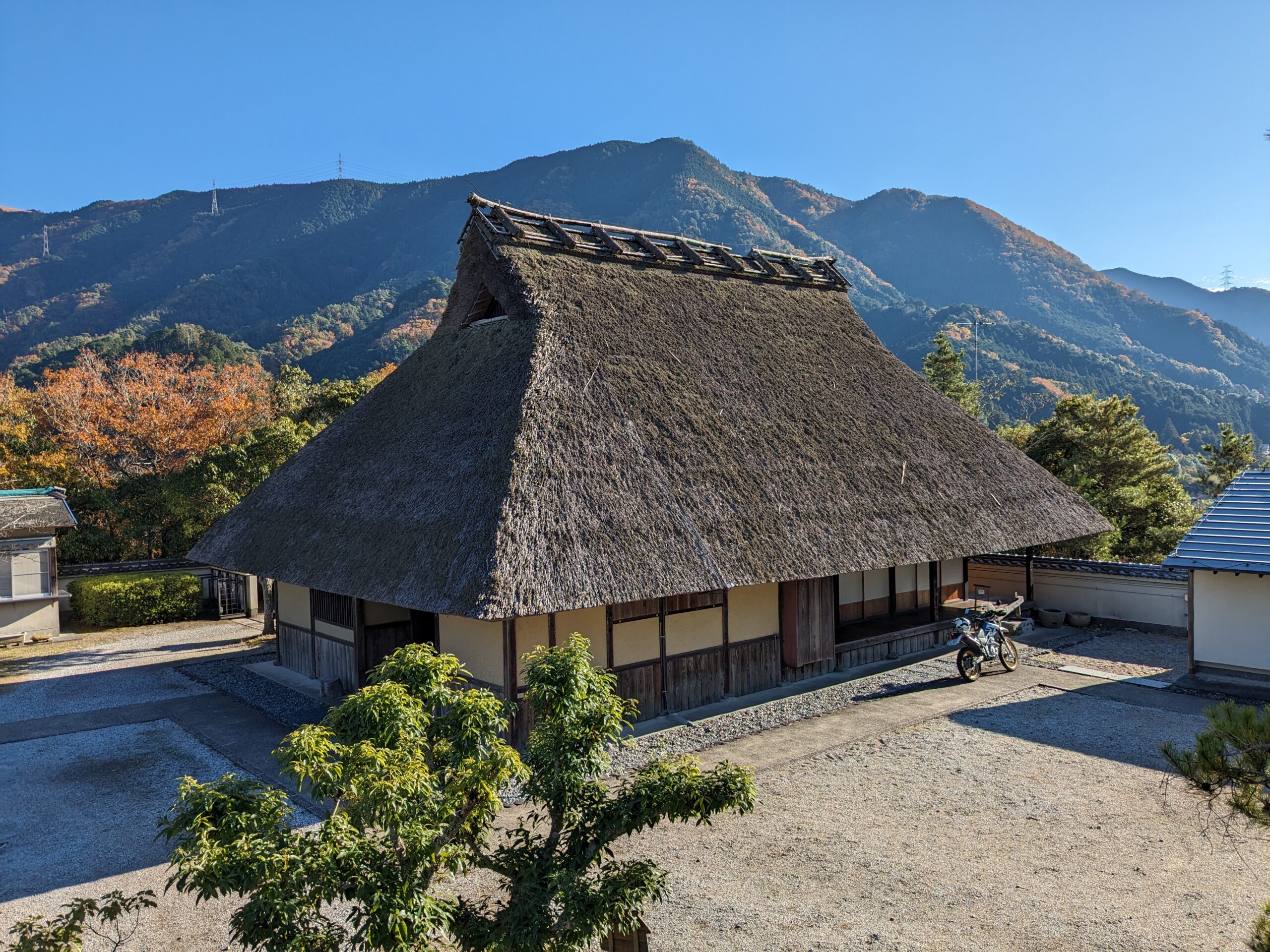 かやぶき屋根を高台から撮影